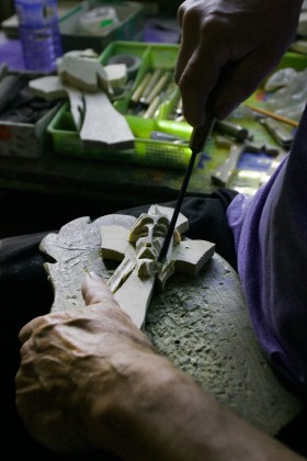 rzeźbi około tysiąca krucyfiksów rocznie.