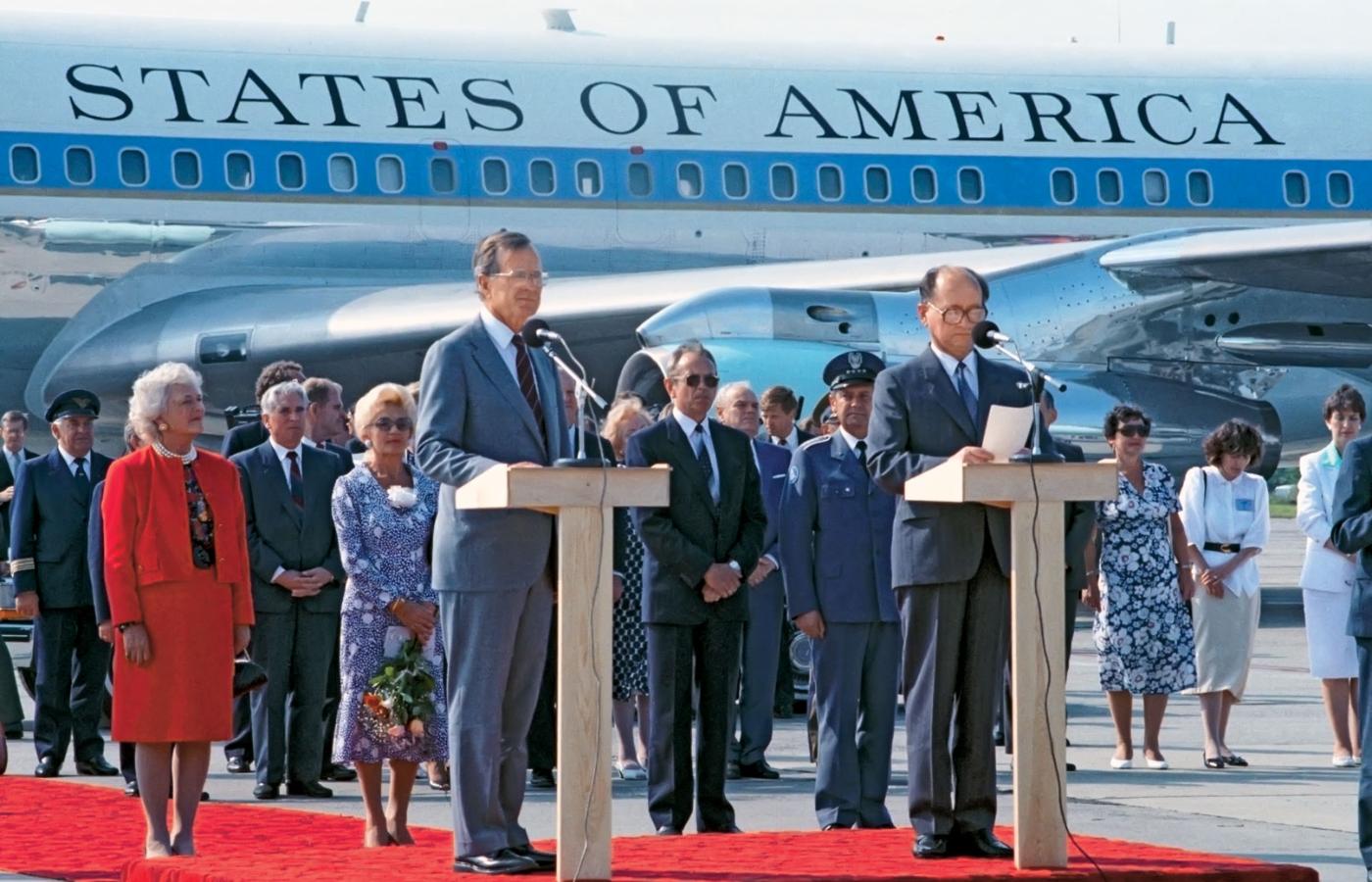 Wojciech Jaruzelski żegna na lotnisku w Gdańsku prezydenta USA George’a Busha, który podczas swojej wizyty w Polsce namawiał go do objęcia urzędu prezydenta, lipiec 1989 r.