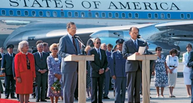 Wojciech Jaruzelski żegna na lotnisku w Gdańsku prezydenta USA George’a Busha, który podczas swojej wizyty w Polsce namawiał go do objęcia urzędu prezydenta, lipiec 1989 r.