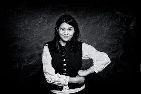 Jagoda Szelc, nominowana w kategorii Film. Reżyserka i scenarzystka. Kręcona w Bystrzycy Kłodzkiej na Dolnym Śląsku „Wieża. Jasny dzień”, jej pełnometrażowy debiut fabularny, wyrasta z kina gatunkowego. Czytaj więcej »