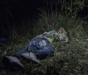 Ahmed, 6 lat, Horgos, SerbiaChłopczyk zasypia w trawie w nocy, zegarki wybiły północ. Rodzice obmyślają plan wydostania się z Węgier bez konieczności zarejestrowania się w stosownym urzędzie. Rodzina idzie do lepszego świata na piechotę, Ahmed niesie własną walizkę z rzeczami. Chłopczyk jest dzielny, tylko czasem płacze w nocy – mówi jego wujek, który opiekuje się nim, od kiedy ojciec Ahmeda zginął w ich rodzinnym mieście Der ez-Zor w północnej Syrii.