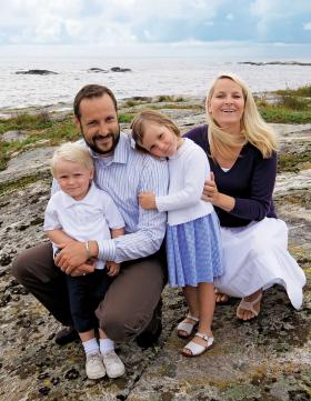 Sverre Magnus i Ingrid Aleksandra z rodzicami. Mała księżniczka zostanie kiedyś pierwszą od 600 lat królową Norwegii. Jest też 71. w kolejce do tronu brytyjskiego.