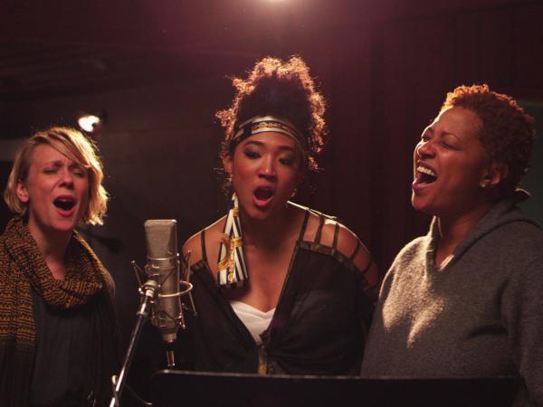 W centrum Judith Hill, jedna ze śpiewających bohaterek.