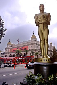 Pomnik Oscara przed Shrine Auditorium w Los Angeles (© AP Photo/Damian Dovarganes)