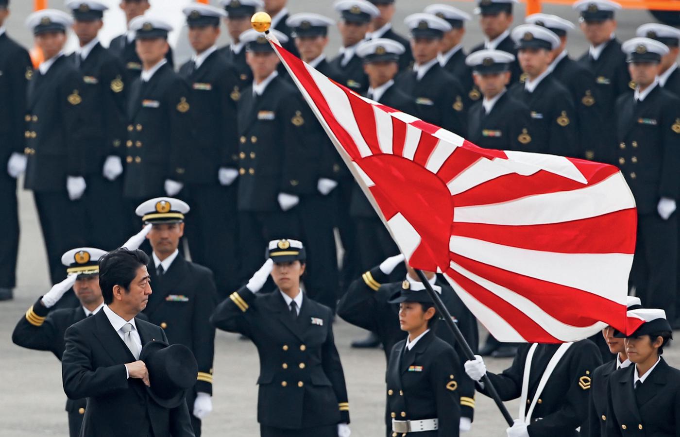 Abe Shinzō, premier Japonii (2006–07 i od 2012 r.), dokonuje przeglądu Oddziałów Samoobrony w 60. rocznicę ich założenia; baza lotnicza Hyakuri pod Tokio, 26 października 2014 r.