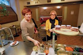 Dyrektor Jadwiga Kucharczyk, która pilnuje byśmy za dużo nie wydawali, i Ewa Gronostajska, szefowa sekretariatu naczelnego, która wszystko wie.