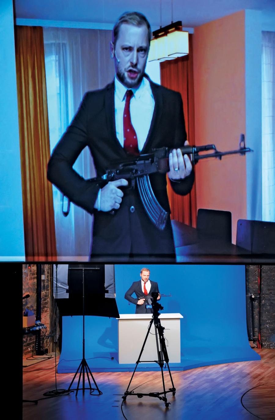 Michał Czachor jako Anders Breivik w studiu Wściekłość.TV