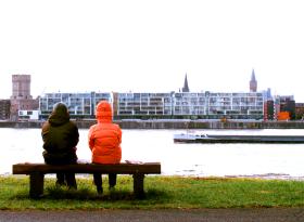 Schröder podniósł wiek emerytalny, zliberalizował prawo pracy, obciął zasiłki dla bezrobotnych i zdławił płace w przemyśle. Merkel zbiera dziś owoce reform Schrödera i ma tytuł, by żądać od innych podobnych wyrzeczeń.