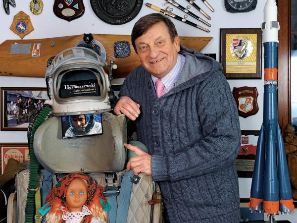 Mirosław Hermaszewski w ciągu 40-letniej służby spędził 2047 godzin w powietrzu.