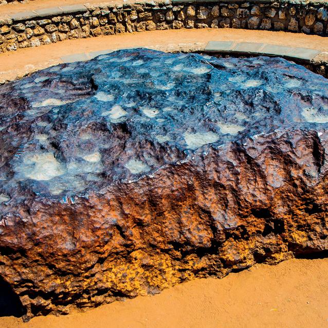 Meteoryt żelazny Hoba – największa na świecie skała pochodzenia pozaziemskiego znaleziona w Namibii w 1920 r.