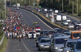 Z imigracją w Unii Europejskiej jest jak z niedokończoną budową unii gospodarczej – wszyscy jesteśmy w drodze.