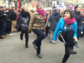 Zanim rozpoczęła się demonstracja, odbyła się krótka taneczna akcja „One Billion Rising”, mająca zwrócić uwagę na problem przemocy wobec kobiet.