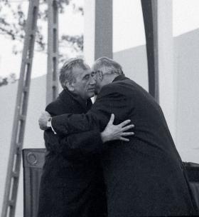 Wizerunek Helmuta Kohla obejmującego się „znakiem pokoju” z Tadeuszem Mazowieckim był symbolem nie tylko pojednania, ale także polsko-niemieckiej wspólnoty interesów.