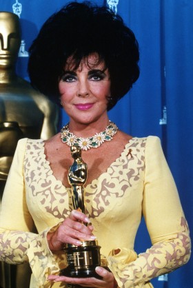 Ceremonia wręczenia Oscarów 1993 r. Sama odebrała dwie statuetki za film 'Kto się boi Virginii Woolf?' oraz 'Butterfield 8'.