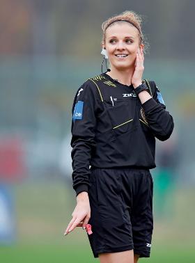 Magdalena Figura-Łyżwa prócz biegania po boisku z gwizdkiem prowadzi kury sędziowskie i ocenia arbitrów w podokręgu Rybnik.