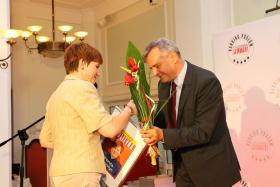 Nagrodę – dedykowaną okładkę POLITYKI – odbiera Urszula Augustyn (PO). W tym roku nie było faworytów: cała dziesiątka w ocenie dziennikarzy spisała się równie dobrze.