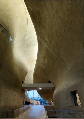 Spory gmach powstał z szacunkiem do sąsiednich budynków i pozostaje w dialogu z pobliskim Pomnikiem Bohaterów Getta.