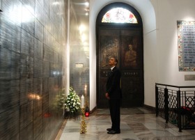 Katedra Polowa Wojska Polskiego i „Tablica Smoleńska”. Prezydent USA spotkał się tam także z rodzinami ofiar katastrofy pod Smoleńskiem. To spotkanie bez udziału mediów i ostatni punkt w programie wizyty w Polsce..