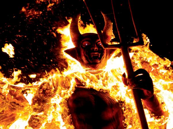 W Gwatemali, mieszkańcy rozpoczynają obchody świąt Bożego Narodzenia od spalenia kukły diabła.