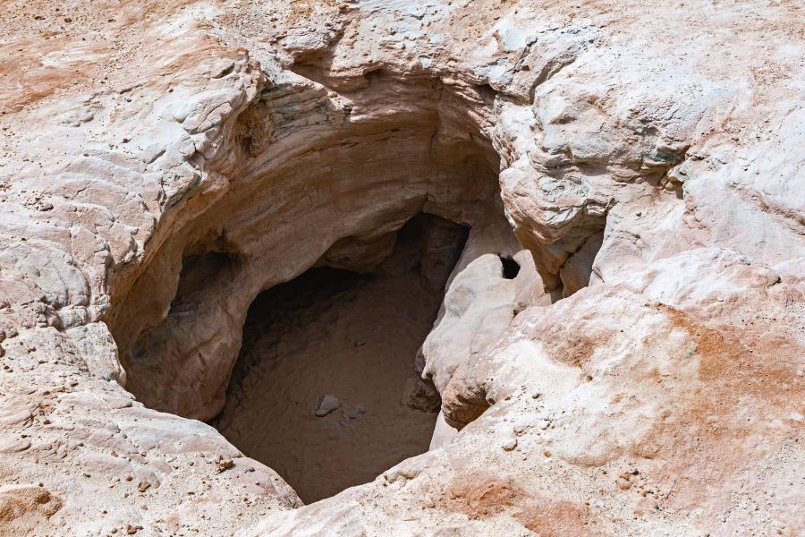 Wejście do starożytnej kopalni miedzi i złota w dolinie Timna w Izraelu.