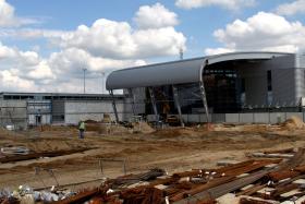 Rozbudowa lotniska w Poznaniu potrwa do połowy 2013 roku. Wcześniej, przed pierwszym meczem Euro otwarty zostanie nowy terminal. Całość kosztować ma niecałe 100 mln zł.