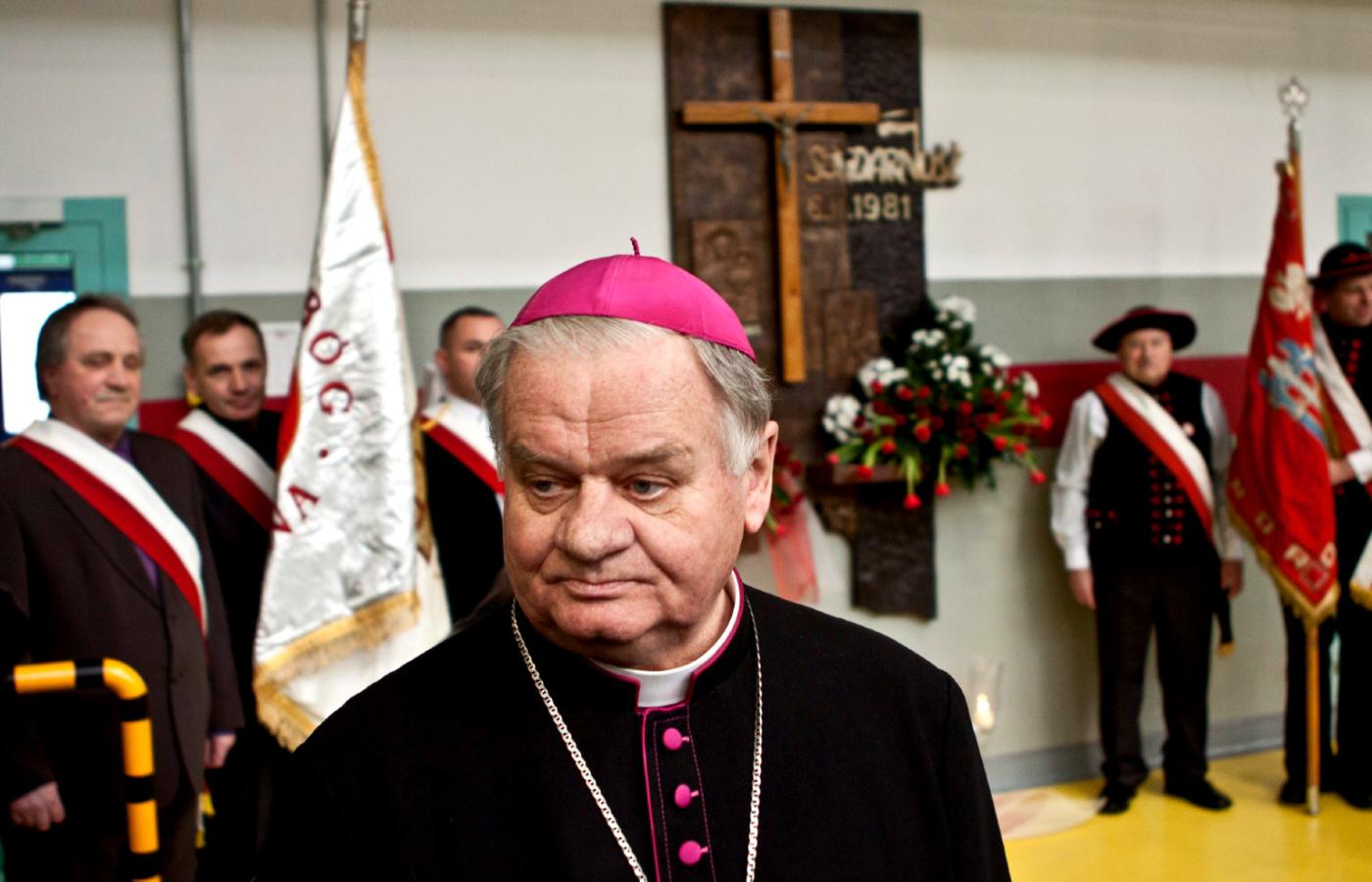 Emerytowany ordynariusz diecezji bielsko-żywieckiej bp Tadeusz Rakoczy miał zamieść pod dywan informację o księdzu wykorzystującym seksualnie ministranta.