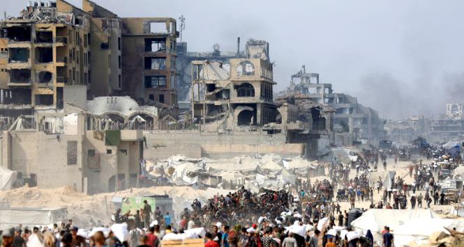 Palestyńczycy szukają pomocy w ciężarówkach, które wjechały do Gazy przez Izrael. Bajt Lahija w północnej części Strefy Gazy, 10 sierpnia 2025 r.