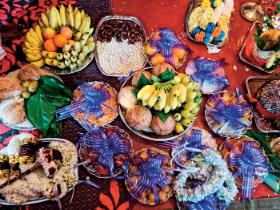 Każdy gość daje dziewczynie swoje błogosławieństwo i zostawia skromny prezent.