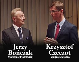 3. Jerzy Bończak i Krzysztof Czeczot jako Stanisław Piotrowicz i Zbigniew Ziobro. Kolejny duet, który w „Uchu…” pojawił się na chwilę, ale wywarł piorunujące wrażenie. To w sumie była krótka wizyta na Nowogrodzkiej, najwięcej panowie mieli zaś do powiedzenia w korytarzu, czekając przy ladzie u pani Basi. W tych kilku minutach udało się jednak Bończakowi i Czeczotowi (oraz scenarzystom!) zamknąć całą grozę dwóch indywiduów, sprawić, że widz z jednej strony się śmiał, z drugiej był przerażony. Wybitne kreacje!