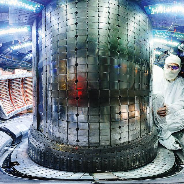 Wnętrze tokamaka Alcator C-Mod użytkowanego w laboratorium badawczym plazmy i fuzji w Massachusetts Institute of Technology w Cambridge.