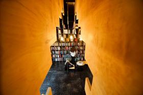 Księgarnia na Tłomackiem, Warszawa, Tłomackie 3/51. Dlaczego warto prowadzić księgarnię kameralną?Odpowiedź na to pytanie jest bardzo prosta: dlatego, że warto je odwiedzać. Niezależność kameralnej księgarni nie ogranicza się tylko do tego, że nie jest jedną z wielu podobnych sobie – częścią większej, pozbawiającej ją własnego charakteru sieci. Niezależność księgarni to odwaga działania na przekór spadającym na łeb na szyję wynikom czytelnictwa, w kontrze do wyników badań, które wskazują na cenę jako główny czynnik decydujący o wyborze miejsca zakupu. Niezależność księgarni to tworzenie oferty książkowej bez uwzględniania tego, co znajduje się wysoko na listach bestsellerów wielkich domów handlowych. To stawianie na rozmowę i chwilę oddechu w czasach, kiedy podobno czas to pieniądz.2. Skąd pomysł na taką, a nie inną nazwę księgarni?Księgarnia na Tłomackiem mieści się na Tłomackiem właśnie, jednej z najmniej znanych ulic w Warszawie. Ulicy, której nazwę trzeba powtarzać po kilka razy, choć znajduje się przy placu Bankowym, w samym sercu miasta. Tu nie trafia się przypadkowo, z ulicy, i dla takich właśnie nieprzypadkowych gości stworzone zostało nasze miejsce. — Karolina Krakowska.