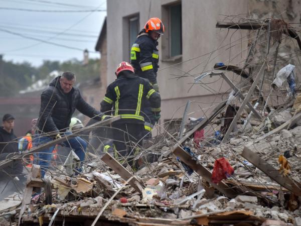 Ukraińscy ratownicy na miejscu rosyjskiego ataku rakietowego