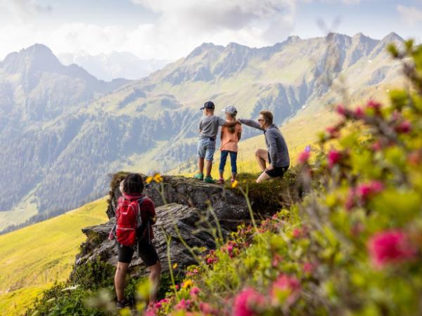 Rodzinny trekking w dolinie Alpbachtal