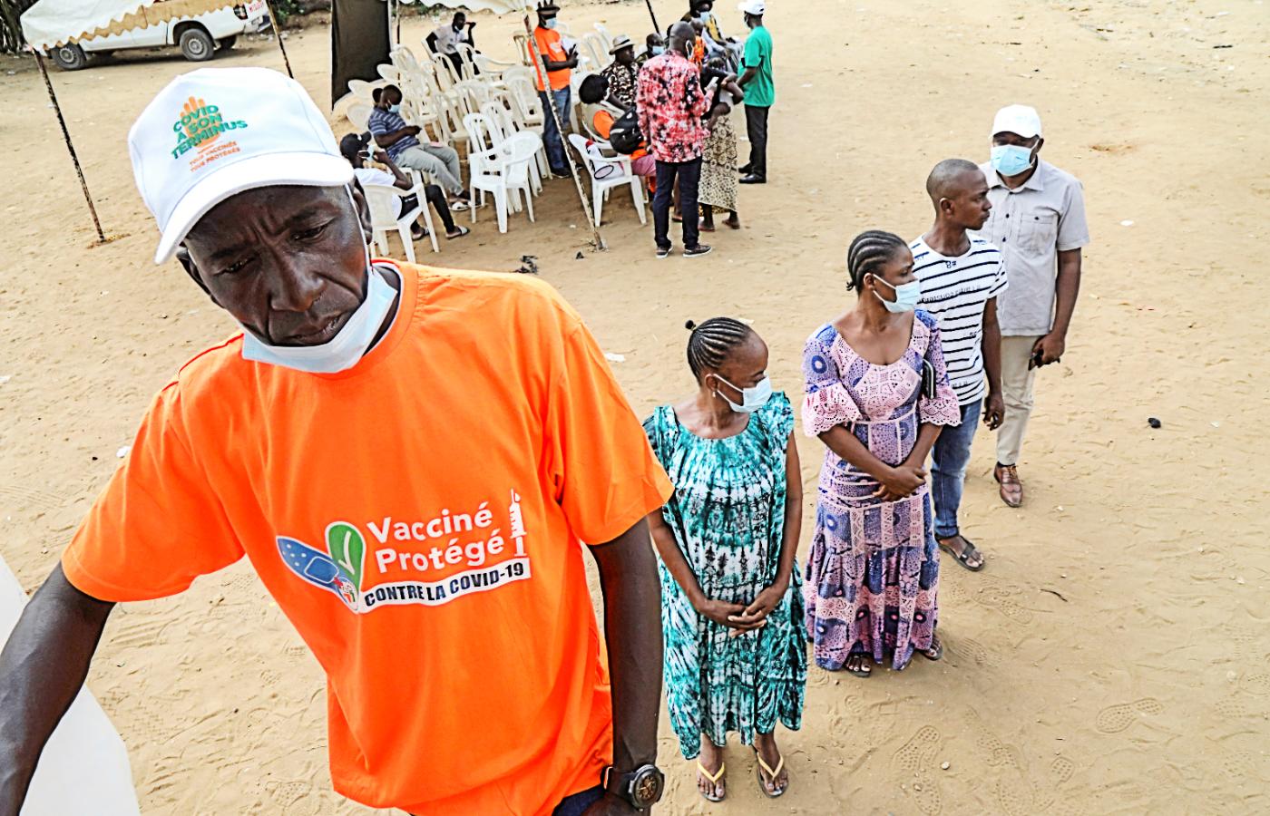 Oczekujący w kolejce po preparat na covid-19 w mobilnym punkcie szczepień w Abidżanie, Wybrzeże Kości Słoniowej, wrzesień 2021 r.