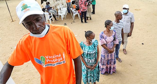 Oczekujący w kolejce po preparat na covid-19 w mobilnym punkcie szczepień w Abidżanie, Wybrzeże Kości Słoniowej, wrzesień 2021 r.