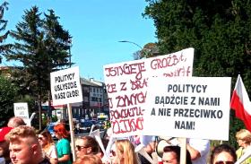 Lesko, 8 września 2023 r. Mieszkańcy miasta i okolic protestują przeciwko planom likwidacji w miejscowym szpitalu oddziału położniczo-ginekologicznego i kilku innych.