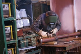 Stocznia w Tórshavn. Na zewnętrznej ścianie jednej z hal można odnaleźć tabliczki z komunikatami po farersku i po... polsku.