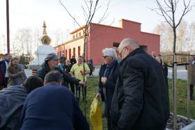 Richard Gere zasadził platan przywieziony przez Jacka Bożka i Beatę Tarnawę, działaczy Klubu Gaja i członków sangi w Grabniku.