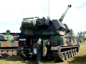 ... i samobieżną armatohaubicę 155 mm Krab. Te działa są od roku na wyposażeniu 11. Mazurskiego Pułku Artylerii.