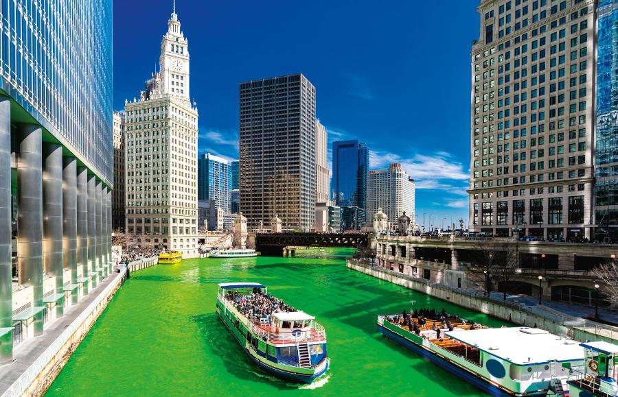 Rzeka Chicago zabarwiona na kolor zielony z okazji Dnia św. Patryka to duża atrakcja dla turystów, płynących statkiem wycieczkowym.
