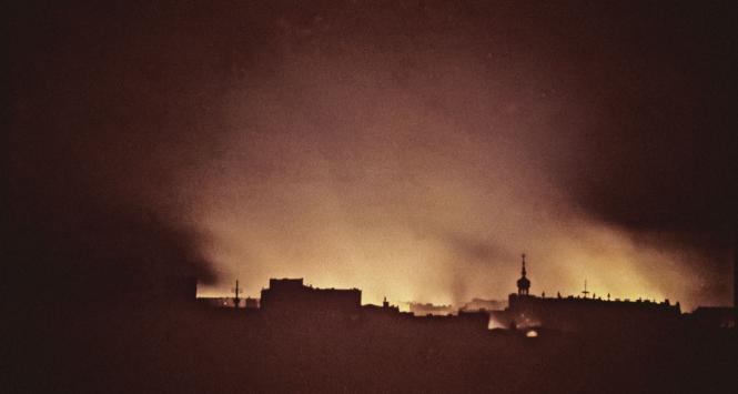 Łuna nad płonącym gettem warszawskim, prawdopodobnie widok na szop szczotkarzy w kwartale Świętojerskiej, Wałowej, Franciszkańskiej i Bonifraterskiej.