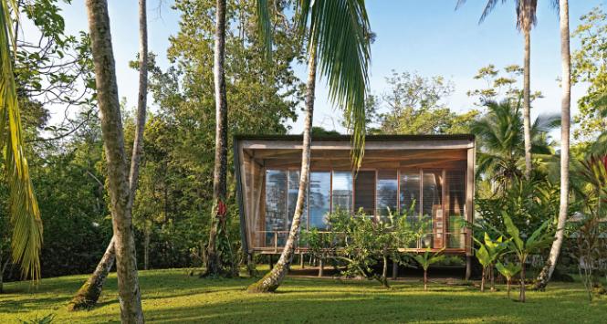 Projekt domu w Cahuita w Kostaryce Keith Botsford powierzył swojemu synowi Gianniemu. Zgodnie z poleceniem ojca architekt nie mógł zakładać wycięcia ani jednego drzewa, musiał uwzględnić użycie wyłącznie lokalnego budulca oraz nawiązać do miejscowych tradycji budowania. Stąd wykorzystanie drewna cachà, okrycie blachą falistą także ścian, posadowienie konstrukcji na palach.