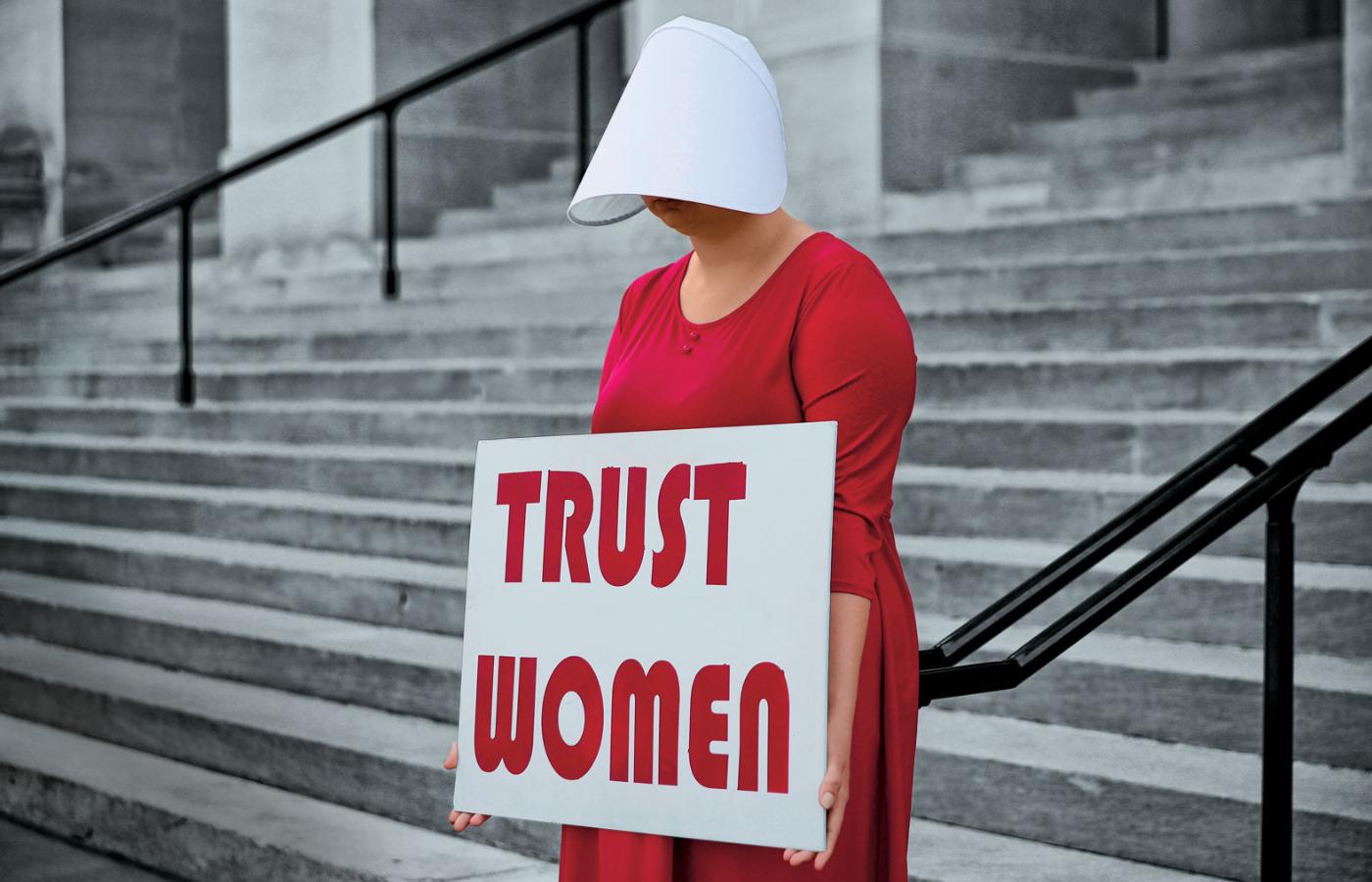 „Zaufaj kobietom”– protest przed budynkiem stanowej legislatury w Montgomery.