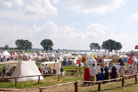 Tłoczno w historycznym obozowisku.