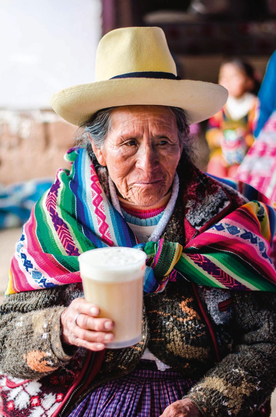 Kobieta z ludu Ajmara (Boliwia, Peru) z piwem kukurydzianym chicha de jora.