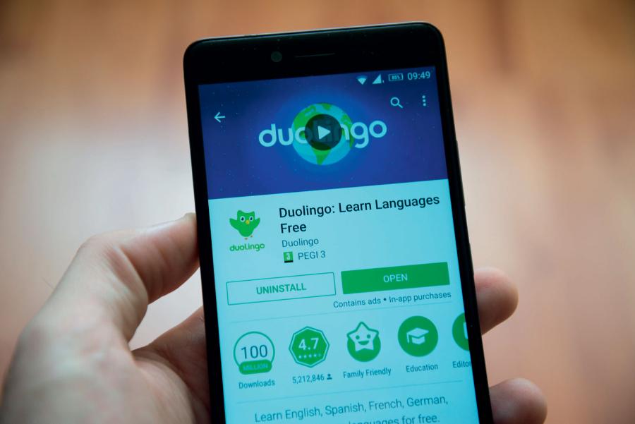 Sztucznych ­języków ­coraz częściej ­można się uczyć ­poprzez ­aplikacje. Duolingo udostępnia anglo­języcznym użytkownikom naukę esperanto i valyriańskiego.