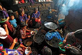Kobiety z plemienia Ixil przygotowują tradycyjną ucztę: czarną fasolę, jajka na twardo i zawinięte w liście bananowca tamale, czyli kluski z kaszki kukurydzianej.