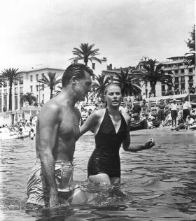 Chociaż w 1946 r. zaprezentowano pierwsze bikini, nowy strój upowszechnił się znacznie poźniej, w wyniku rewolucji obyczajowej lat 60. Do tego czasu tradycyjny jednoczęściowiec wciąż dominował. Lata 50. Plaża w Cannes.