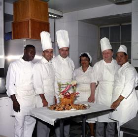 Francuskiego mistrza kuchni René Verdona (trzeci od lewej) do Białego Domu sprowadziła Jacqueline Kennedy. Na zdjęciu posiłek przygotowany na cześć kanclerza Austrii Alfonsa Gorbacha w maju 1962 r.