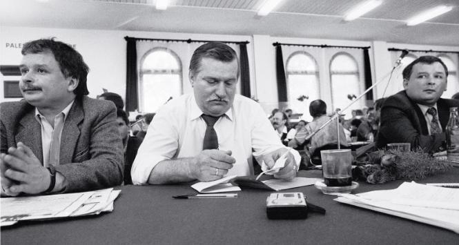 Z braćmi Lechem (z lewej) i Jarosławem Kaczyńskimi w Stoczni Gdańskiej, jeszcze przed wyborami prezydenckimi, 8 lipca 1990 r.